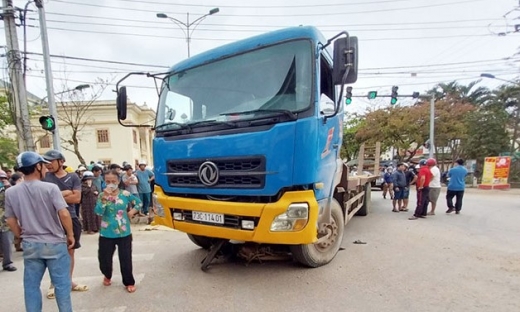 Xe tải hết hạn đăng kiểm tông chết người đi xe máy ở Quảng Bình