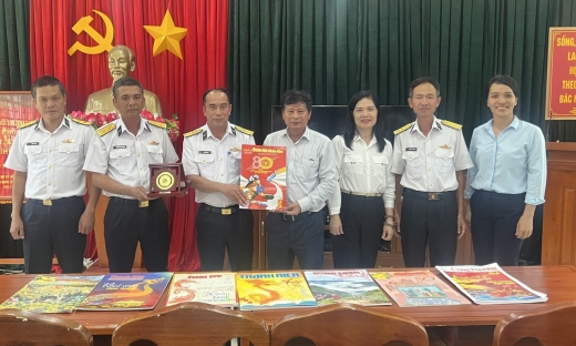 Trao tặng ấn phẩm báo Xuân cho cán bộ chiến sĩ tiểu đoàn DK1 Vùng 2 Hải quân