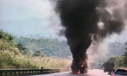 Lào Cai: Đầu xe tải chở hoa quả bị lửa thiêu rụi trên cao tốc Nội Bài - Lào Cai