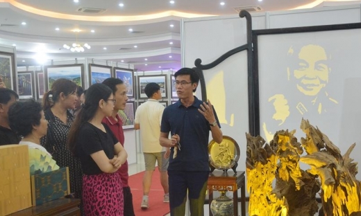 Khai mạc triển lãm 'Du lịch qua các miền di sản và danh thắng Việt Nam'