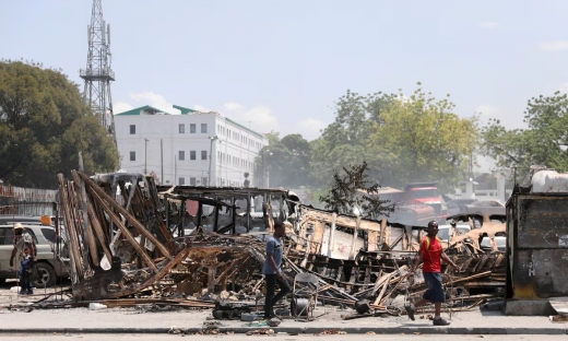 Bạo lực, đốt phá nhà cửa ở thủ đô của Haiti trước cuộc chuyển giao quyền lực