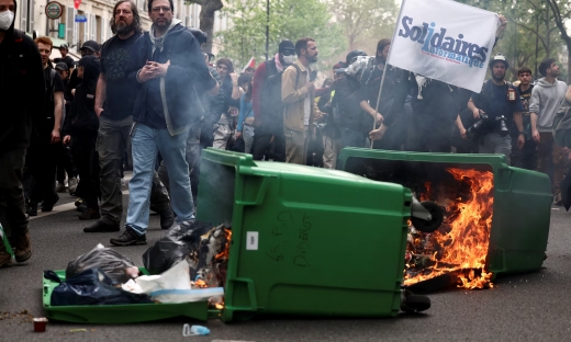Cảnh sát và người biểu tình đụng độ ở Paris trong cuộc biểu tình Quốc tế Lao động