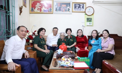 Chủ tịch UBND TP Hà Nội thăm, tặng quà thân nhân liệt sĩ, chiến sĩ Điện Biên