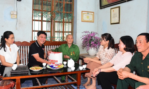 Báo Tuyên Quang thăm hỏi, tặng quà các chiến sĩ tham gia Chiến dịch Điện Biên Phủ