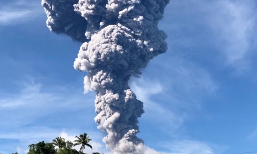 Núi lửa ở Indonesia phun trào, tro bụi cao tới 5 km