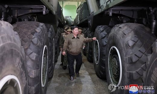 Hình ảnh ông Kim Jong Un đi thị sát cơ sở vũ khí khổng lồ của Triều Tiên