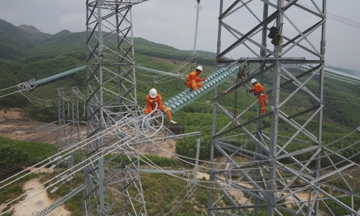Tập trung tối đa nhân lực, thiết bị thi công dựng cột và kéo đường dây 500 kV mạch 3