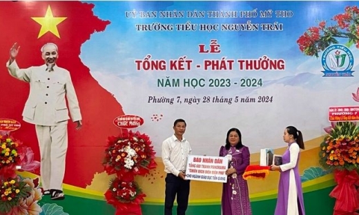 Báo Nhân Dân trao 600 phụ san tranh panorama cho Sở Giáo dục và Đào tạo tỉnh Tiền Giang