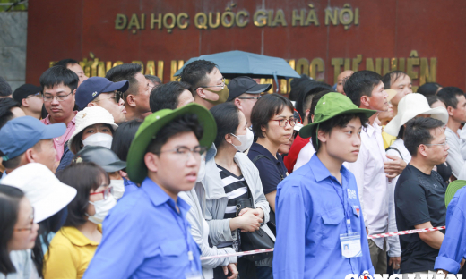 Phụ huynh vượt 100km đưa con đến Hà Nội để 'thử sức' thi lên lớp 10 vào trường chuyên