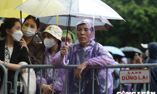 Người dân 'đội' nắng, mưa xếp hàng dài chờ đến giờ viếng Tổng Bí thư Nguyễn Phú Trọng