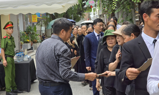 Người làng Lại Đà làm quạt giấy, pha nước sấu... phục vụ các đoàn viếng Tổng Bí thư