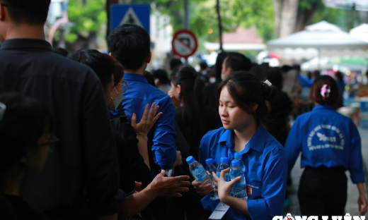 Hàng nghìn thanh niên tình nguyện tham gia phục vụ lễ tang Tổng Bí thư