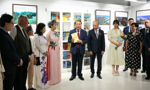 Bộ VHTT&DL trao tặng cuốn sách quý của Tổng Bí thư Nguyễn Phú Trọng