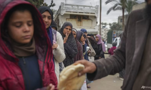 Phụ nữ và trẻ em Gaza phải đi kiếm thức ăn từ những đống rác