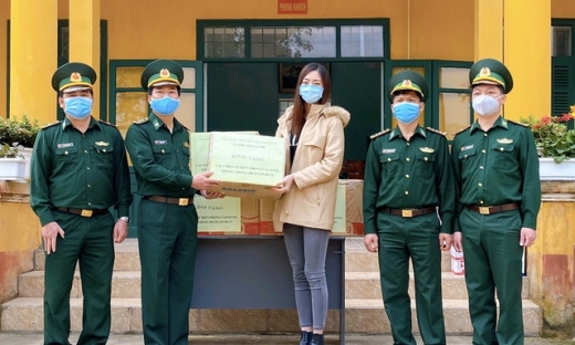 Hoa hậu Lương Thùy Linh 'tiếp sức mùa dịch' tại quê nhà