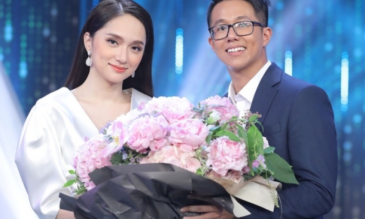 Hương Giang trao hoa cho CEO người Singapore trong tập 14 'Người ấy là ai'