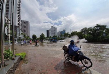 Dự báo thời tiết (30/8): Bắc Bộ nhiệt độ giảm dần có mưa rào và dông rải rác, Trung Bộ tiếp tục nắng nóng