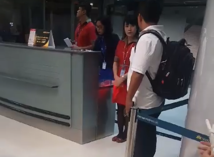 Một nữ nhân viên VietJet Air bị kỷ luật vì xé vé của hành khách
