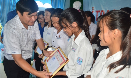 Báo Thanh Niên trao học bổng Nguyễn Thái Bình cho học sinh nghèo Lý Sơn