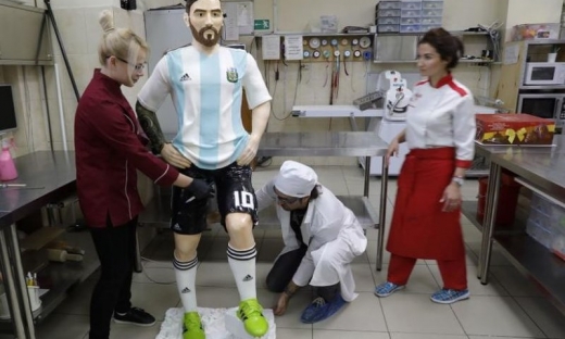 Mừng sinh nhật Messi người Nga “trao Messi cho Messi” 