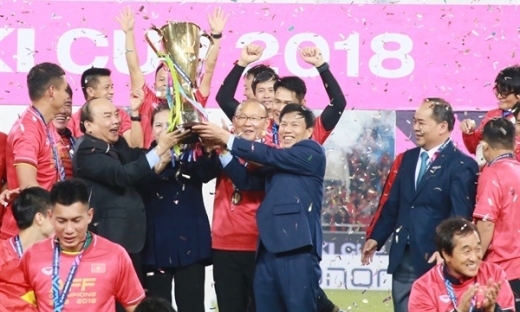Thủ tướng Nguyễn Xuân Phúc trao cúp vô địch cho Đội tuyển Việt Nam