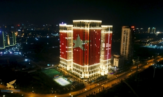 Việt Nam vô địch, các tòa cao ốc của Sunshine Group “bão xuyên đêm” bằng đèn Led rực rỡ