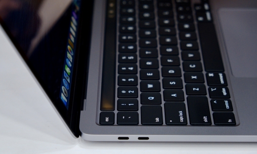MacBook Pro 13 inch 2020 xách tay được bán tại VN với giá hơn 41 triệu đồng