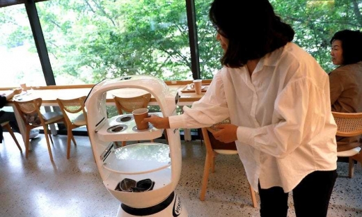 Quán cà phê ở Hàn Quốc sử dụng robot làm nhân viên