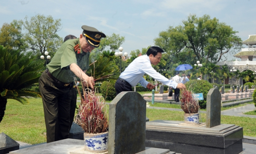 Bộ Công an viếng Nghĩa trang Liệt sỹ A1 Điện Biên Phủ