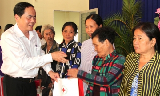 Chủ tịch Ủy ban Trung ương MTTQ Việt Nam thăm và tặng quà Tết tại An Giang
