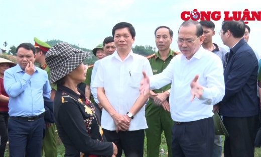 Lãnh đạo tỉnh Phú Thọ đối thoại với người dân nơi bị sạt lở đất do khai thác cát