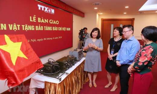 Bàn giao hiện vật truyền thống trưng bày tại Bảo tàng báo chí Việt Nam