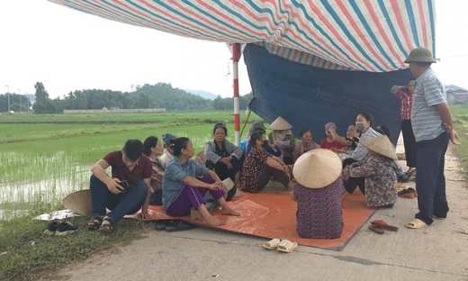 Người dân dựng lều, chặn xe vào bãi rác Nam Sơn, Hà Nội