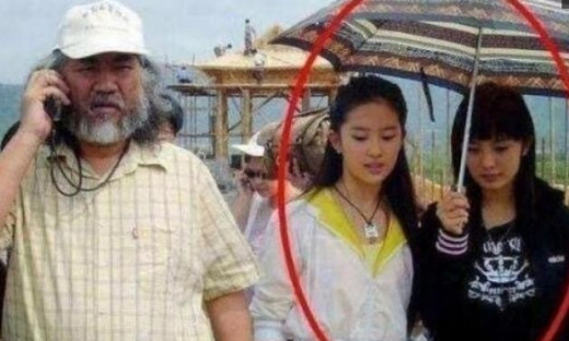Bức ảnh Dương Mịch cầm ô che cho Lưu Diệc Phi  cách đây 14 năm bỗng hot trở lại