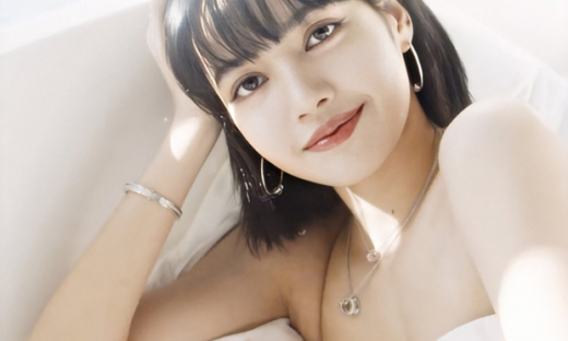 Lisa (BLACKPINK) khoe vòng 1 sexy khiến người hâm mộ không thể rời mắt