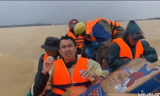 Sau khi bị phê bình quăng đồ cứu trợ, Hồ Việt Trung tiếp tục bị soi đi từ thiện mà răng trắng quá