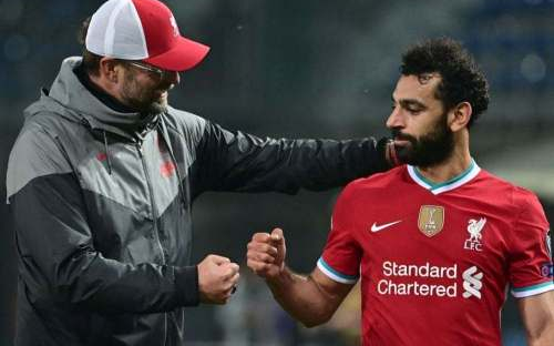 HLV Klopp nêu quan điểm vụ lùm xùm băng đội trưởng của Salah?