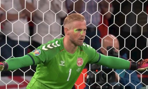 UEFA đưa ra án phạt vụ thủ thành Schmeichel bị chiếu laser