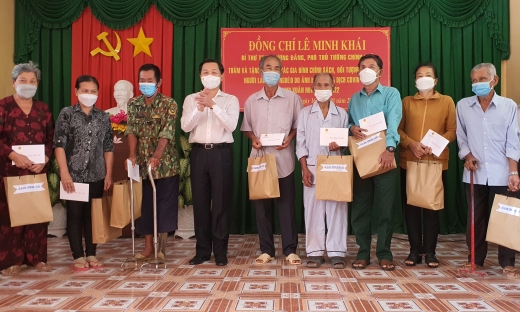 Phó Thủ tướng Chính phủ Lê Minh Khái thăm và tặng quà cho các gia đình khó khăn tại Bạc Liêu