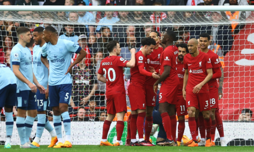 Salah ghi bàn duy nhất, Liverpool áp sát Man United