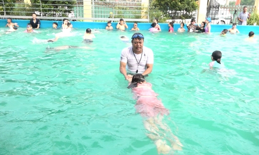 Hà Nội: Hàng trăm em nhỏ hào hứng vì được dạy bơi miễn phí