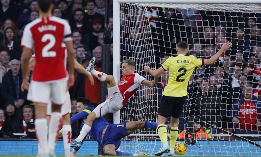 Thắng Burnley 3-1, Arsenal áp sát ngôi đầu của Man City
