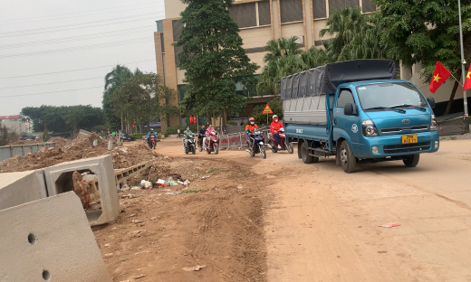 Hà Nội: Cận cảnh tuyến đường thi công bị 'lãng quên' tiềm ẩn nguy cơ mất an toàn giao thông