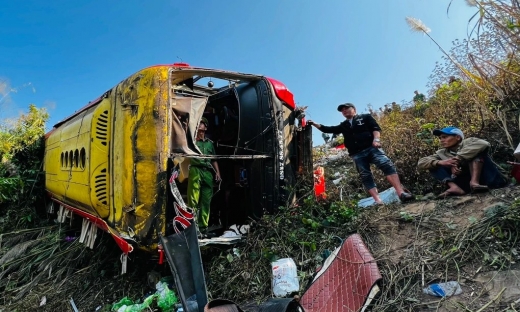 Hiện trường vụ xe khách chở hơn 30 người lao xuống vực ở Kon Tum