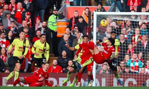 Thắng Burnley 3-1, Liverpool đòi lại ngôi đầu Ngoại hạng Anh từ tay Man City