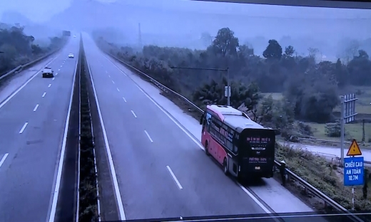 Lực lượng CSGT tăng cường xử lý xe đón, trả khách trên cao tốc Nội Bài – Lào Cai