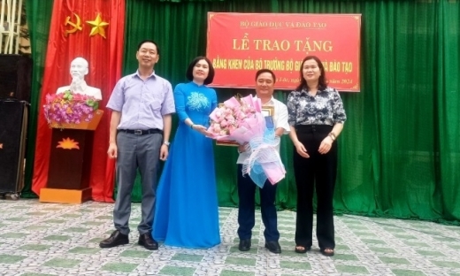 Bộ trưởng Bộ GD&ĐT tặng Bằng khen cho thầy giáo không bàn chân ở Thanh Hoá