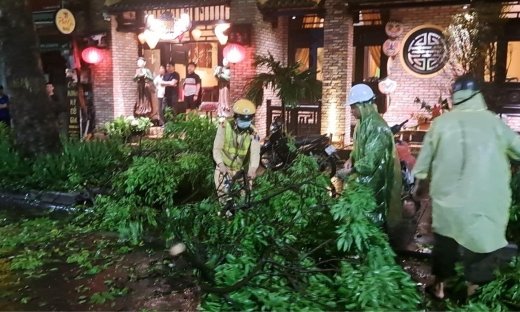 Công an thành phố Hà Nội xuyên đêm khắc phục hậu quả mưa dông