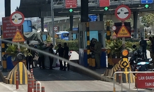 Nhân viên trạm thu phí xa lộ Hà Nội bị xe container tông tử vong