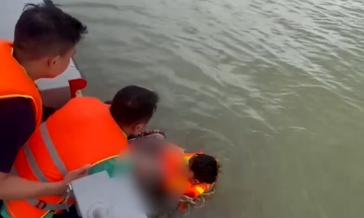 Lực lượng cứu hộ kịp thời vớt người phụ nữ hơn 50 tuổi nhảy cầu Long Biên